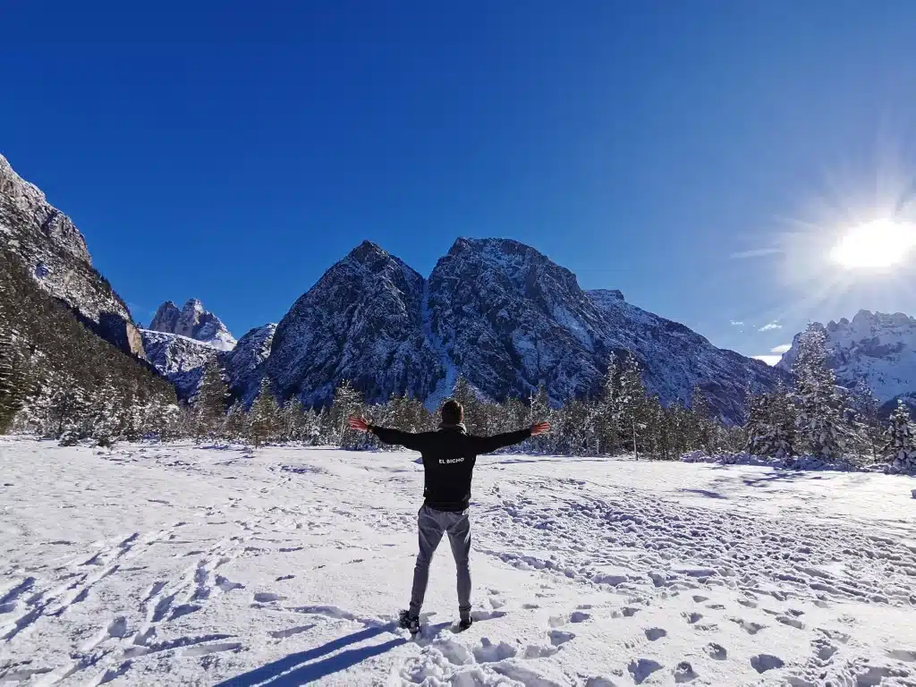 El bicho en las dolomitas. invierno, nevado.