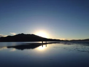 Salar de Uyuni. Atardecer. Reflejo sobre le agua.