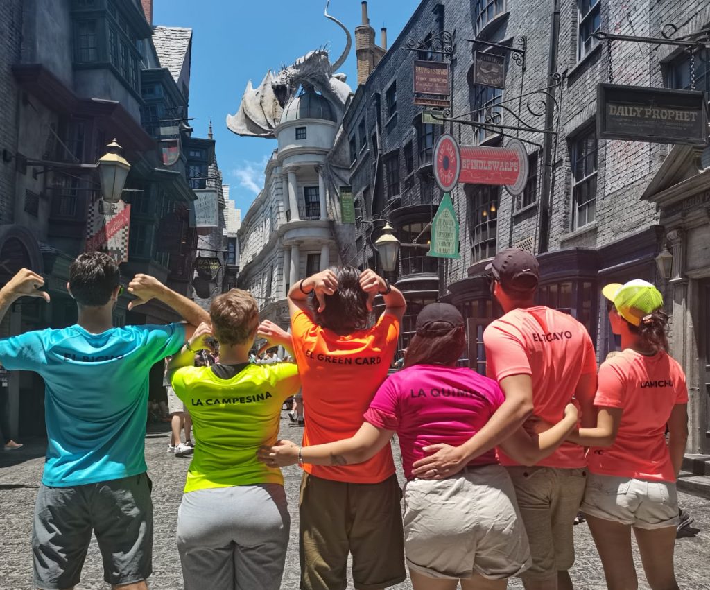 El bicho con sus amigos en universal, gringotts, harry potter
